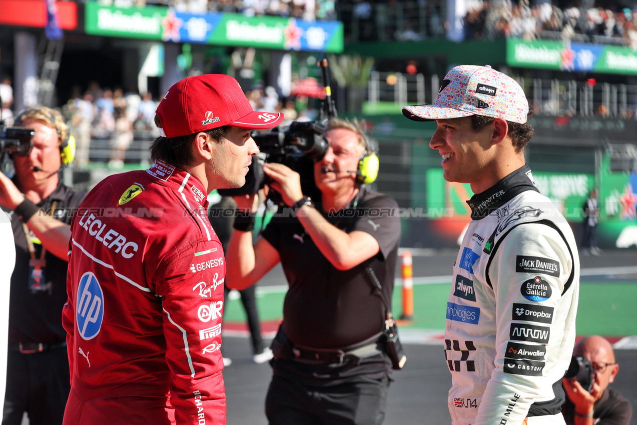 GP MESSICO, (L to R): Second placed Charles Leclerc (MON) Ferrari with vincitore Lando Norris (GBR) McLaren in parc ferme.
26.10.2025. Formula 1 World Championship, Rd 20, Mexican Grand Prix, Mexico City, Mexico, Gara Day.
- www.xpbimages.com, EMail: requests@xpbimages.com © Copyright: Bearne / XPB Images