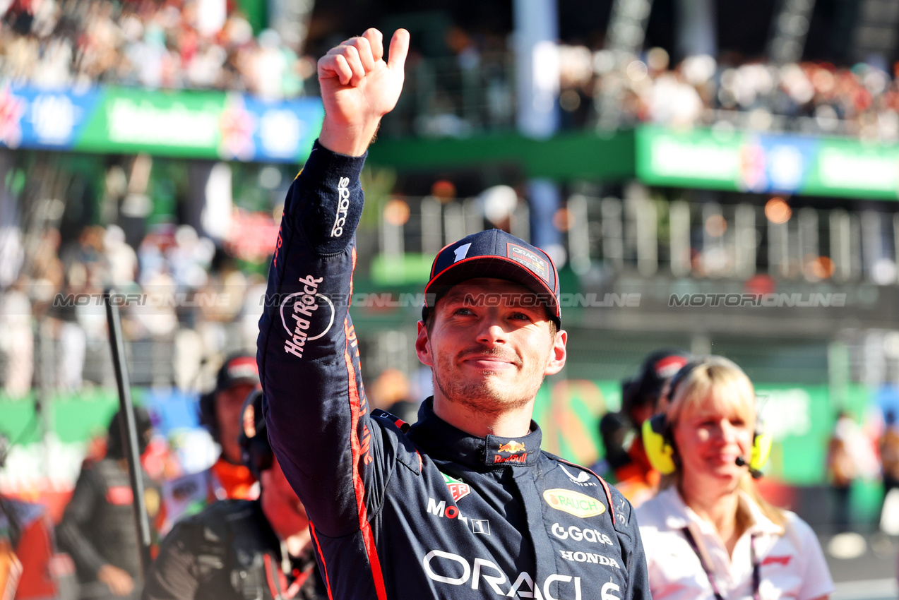 GP MESSICO, Max Verstappen (NLD) Red Bull Racing celebrates his third position in parc ferme.
26.10.2025. Formula 1 World Championship, Rd 20, Mexican Grand Prix, Mexico City, Mexico, Gara Day.
- www.xpbimages.com, EMail: requests@xpbimages.com © Copyright: Bearne / XPB Images