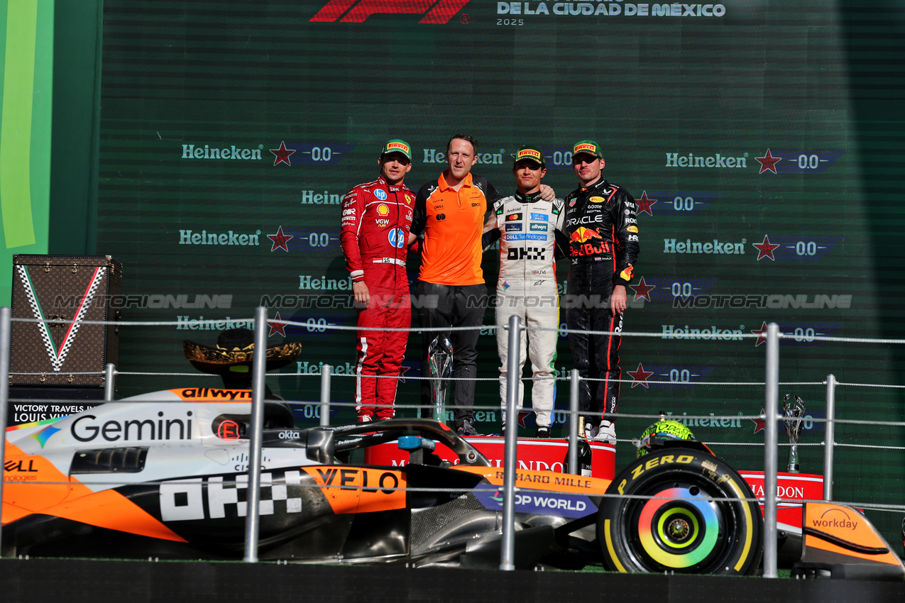 GP MESSICO, The podium (L to R): Charles Leclerc (MON) Ferrari, second; Andrew Jarvis (GBR) McLaren Performance Engineer; Lando Norris (GBR) McLaren, vincitore; Max Verstappen (NLD) Red Bull Racing, third.
26.10.2025. Formula 1 World Championship, Rd 20, Mexican Grand Prix, Mexico City, Mexico, Gara Day.
- www.xpbimages.com, EMail: requests@xpbimages.com © Copyright: Moy / XPB Images