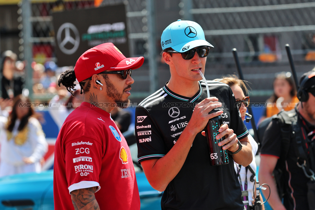 GP MESSICO, (L to R): Lewis Hamilton (GBR) Ferrari with George Russell (GBR) Mercedes AMG F1 on the drivers' parade.
26.10.2025. Formula 1 World Championship, Rd 20, Mexican Grand Prix, Mexico City, Mexico, Gara Day.
- www.xpbimages.com, EMail: requests@xpbimages.com © Copyright: Batchelor / XPB Images