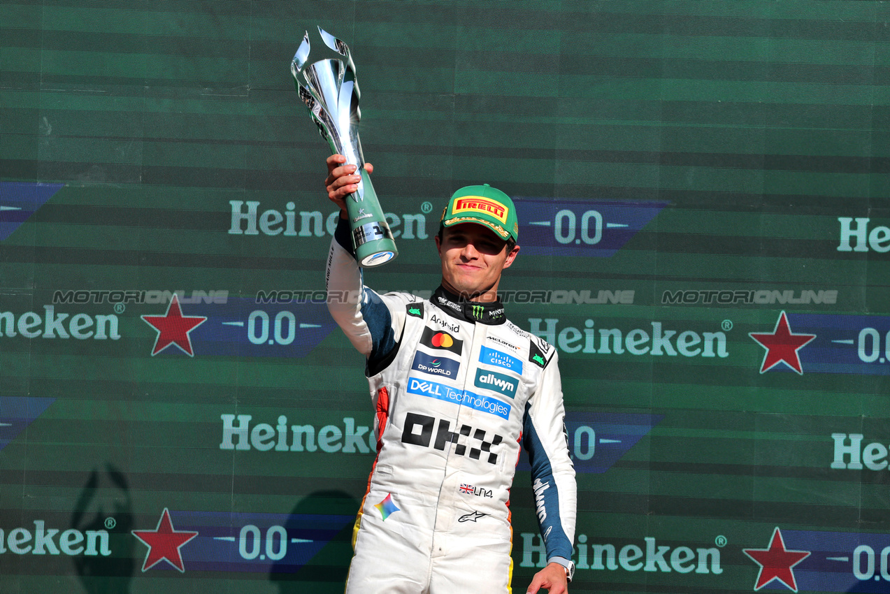 GP MESSICO, Gara winner Lando Norris (GBR) McLaren celebrates on the podium.

26.10.2025. Formula 1 World Championship, Rd 20, Mexican Grand Prix, Mexico City, Mexico, Gara Day.

- www.xpbimages.com, EMail: requests@xpbimages.com © Copyright: Moy / XPB Images