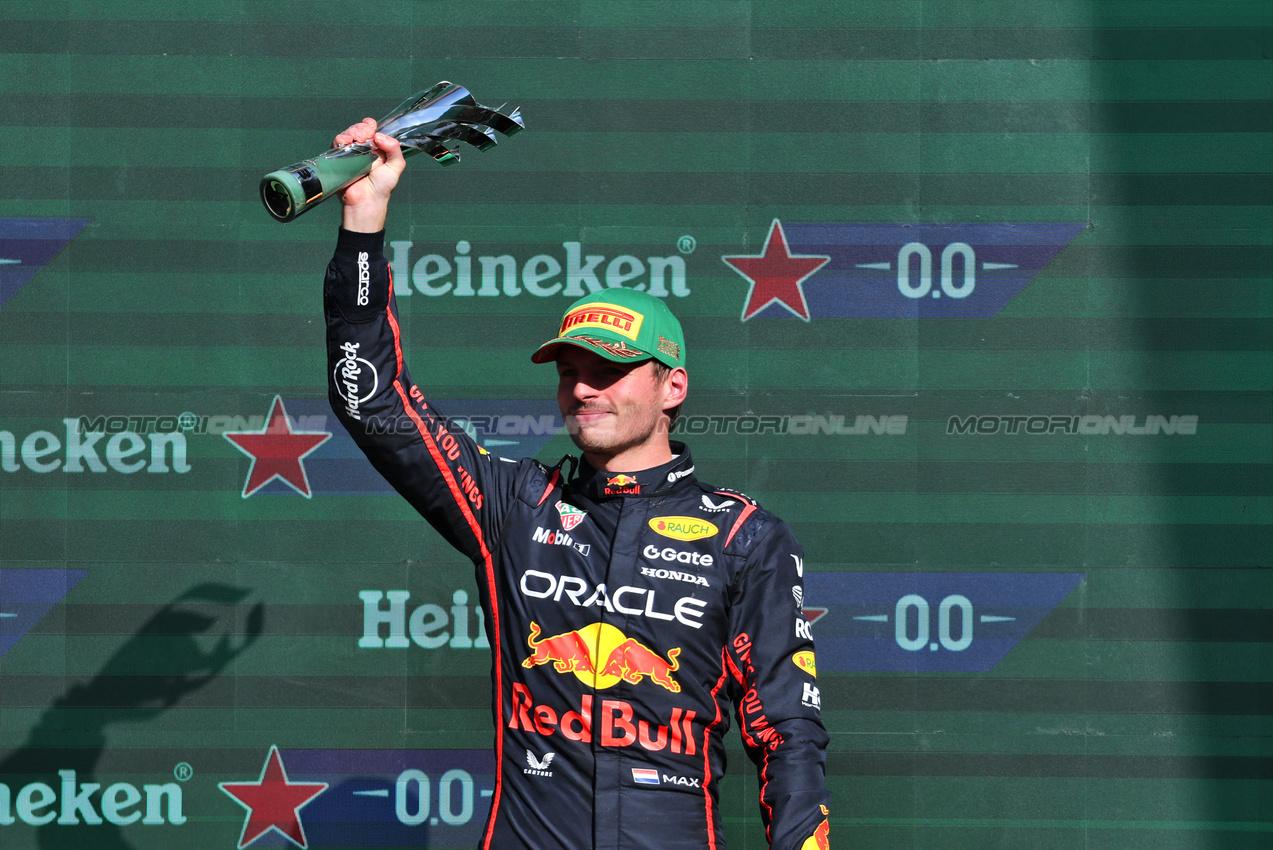 GP MESSICO, Max Verstappen (NLD) Red Bull Racing celebrates his third position on the podium.
26.10.2025. Formula 1 World Championship, Rd 20, Mexican Grand Prix, Mexico City, Mexico, Gara Day.
- www.xpbimages.com, EMail: requests@xpbimages.com © Copyright: Moy / XPB Images