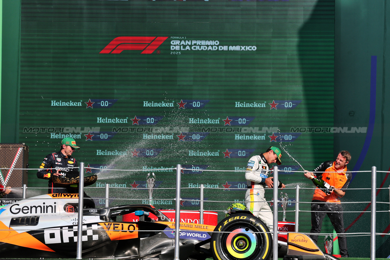 GP MESSICO, (L to R): Max Verstappen (NLD) Red Bull Racing celebrates on the podium with vincitore Lando Norris (GBR) McLaren; e Andrew Jarvis (GBR) McLaren Performance Engineer.

26.10.2025. Formula 1 World Championship, Rd 20, Mexican Grand Prix, Mexico City, Mexico, Gara Day.

- www.xpbimages.com, EMail: requests@xpbimages.com © Copyright: Moy / XPB Images