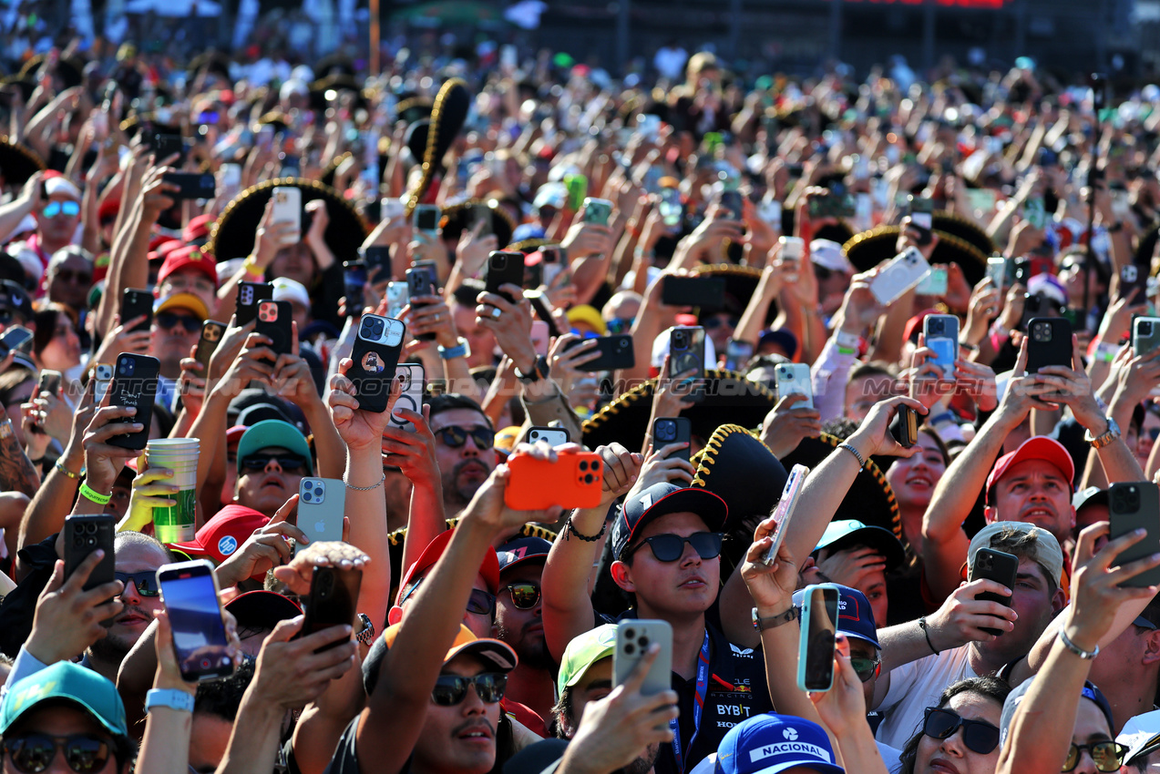 GP MESSICO, Circuit Atmosfera - fans at the podium.
26.10.2025. Formula 1 World Championship, Rd 20, Mexican Grand Prix, Mexico City, Mexico, Gara Day.
- www.xpbimages.com, EMail: requests@xpbimages.com © Copyright: Moy / XPB Images