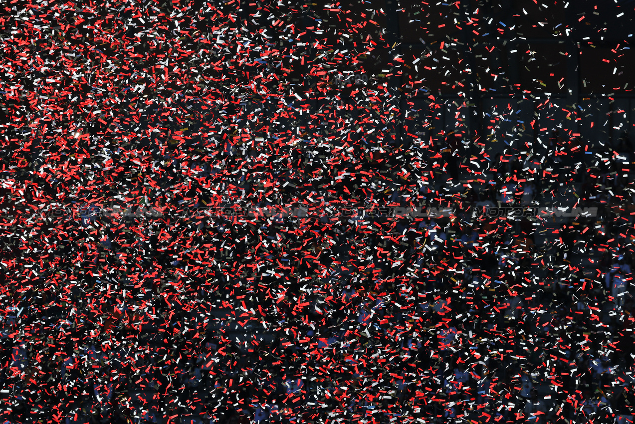 GP MESSICO, Circuit Atmosfera - tickertape at the podium.
26.10.2025. Formula 1 World Championship, Rd 20, Mexican Grand Prix, Mexico City, Mexico, Gara Day.
- www.xpbimages.com, EMail: requests@xpbimages.com © Copyright: Moy / XPB Images