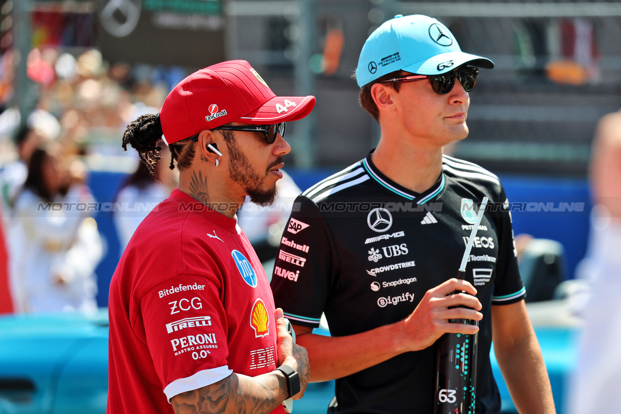 GP MESSICO, (L to R): Lewis Hamilton (GBR) Ferrari with George Russell (GBR) Mercedes AMG F1 on the drivers' parade.

26.10.2025. Formula 1 World Championship, Rd 20, Mexican Grand Prix, Mexico City, Mexico, Gara Day.

- www.xpbimages.com, EMail: requests@xpbimages.com © Copyright: Batchelor / XPB Images