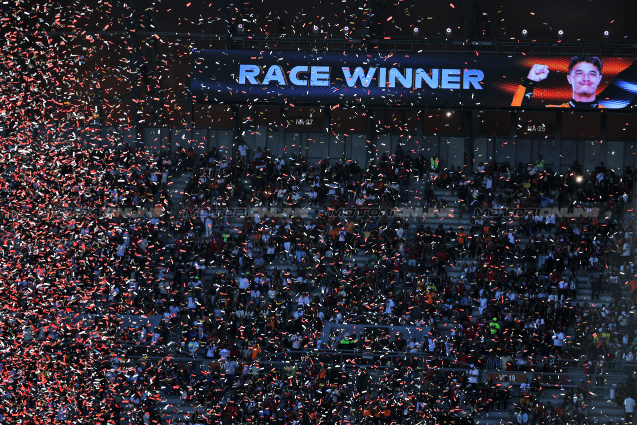 GP MESSICO, Circuit Atmosfera - tickertape at the podium.
26.10.2025. Formula 1 World Championship, Rd 20, Mexican Grand Prix, Mexico City, Mexico, Gara Day.
- www.xpbimages.com, EMail: requests@xpbimages.com © Copyright: Moy / XPB Images