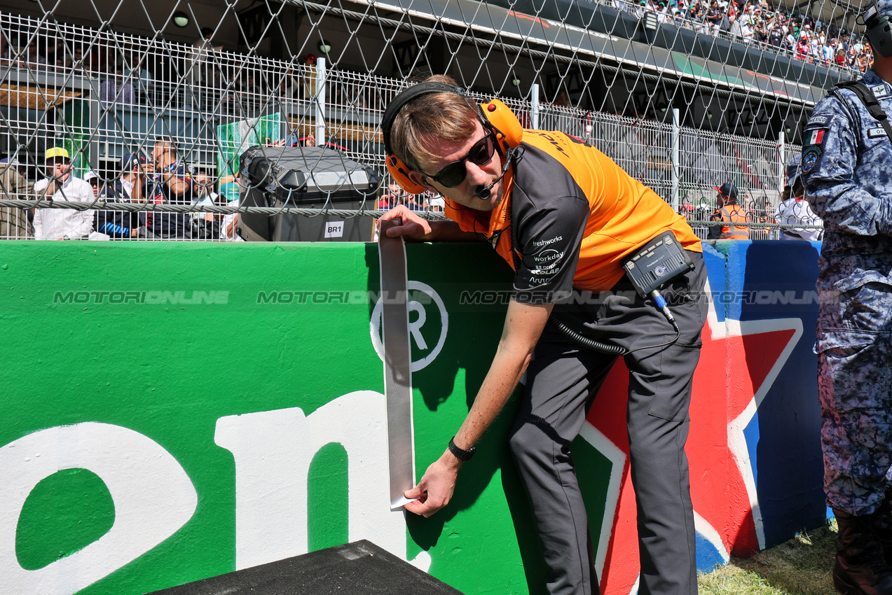 GP MESSICO, William Joseph (GBR) McLaren Gara Engineer places the grid partenza position tape for Lando Norris (GBR) McLaren.
26.10.2025. Formula 1 World Championship, Rd 20, Mexican Grand Prix, Mexico City, Mexico, Gara Day.
- www.xpbimages.com, EMail: requests@xpbimages.com © Copyright: Moy / XPB Images