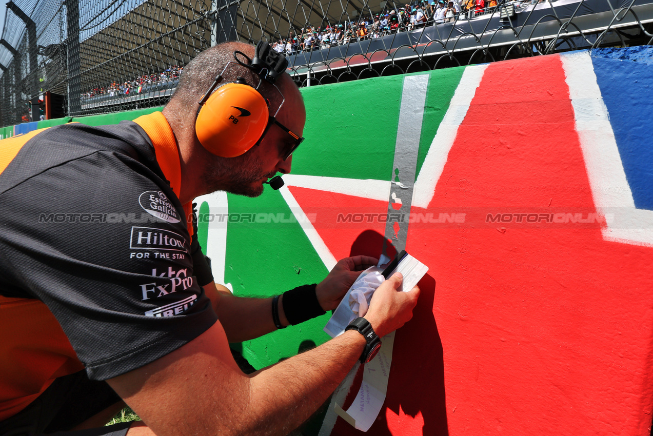 GP MESSICO, McLaren places the grid partenza position tape for Lando Norris (GBR) McLaren.
26.10.2025. Formula 1 World Championship, Rd 20, Mexican Grand Prix, Mexico City, Mexico, Gara Day.
- www.xpbimages.com, EMail: requests@xpbimages.com © Copyright: Moy / XPB Images