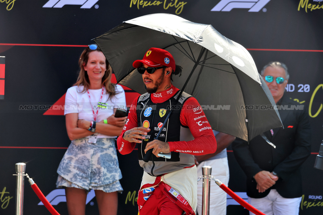 GP MESSICO, Lewis Hamilton (GBR) Ferrari on the grid.

26.10.2025. Formula 1 World Championship, Rd 20, Mexican Grand Prix, Mexico City, Mexico, Gara Day.

- www.xpbimages.com, EMail: requests@xpbimages.com © Copyright: Moy / XPB Images