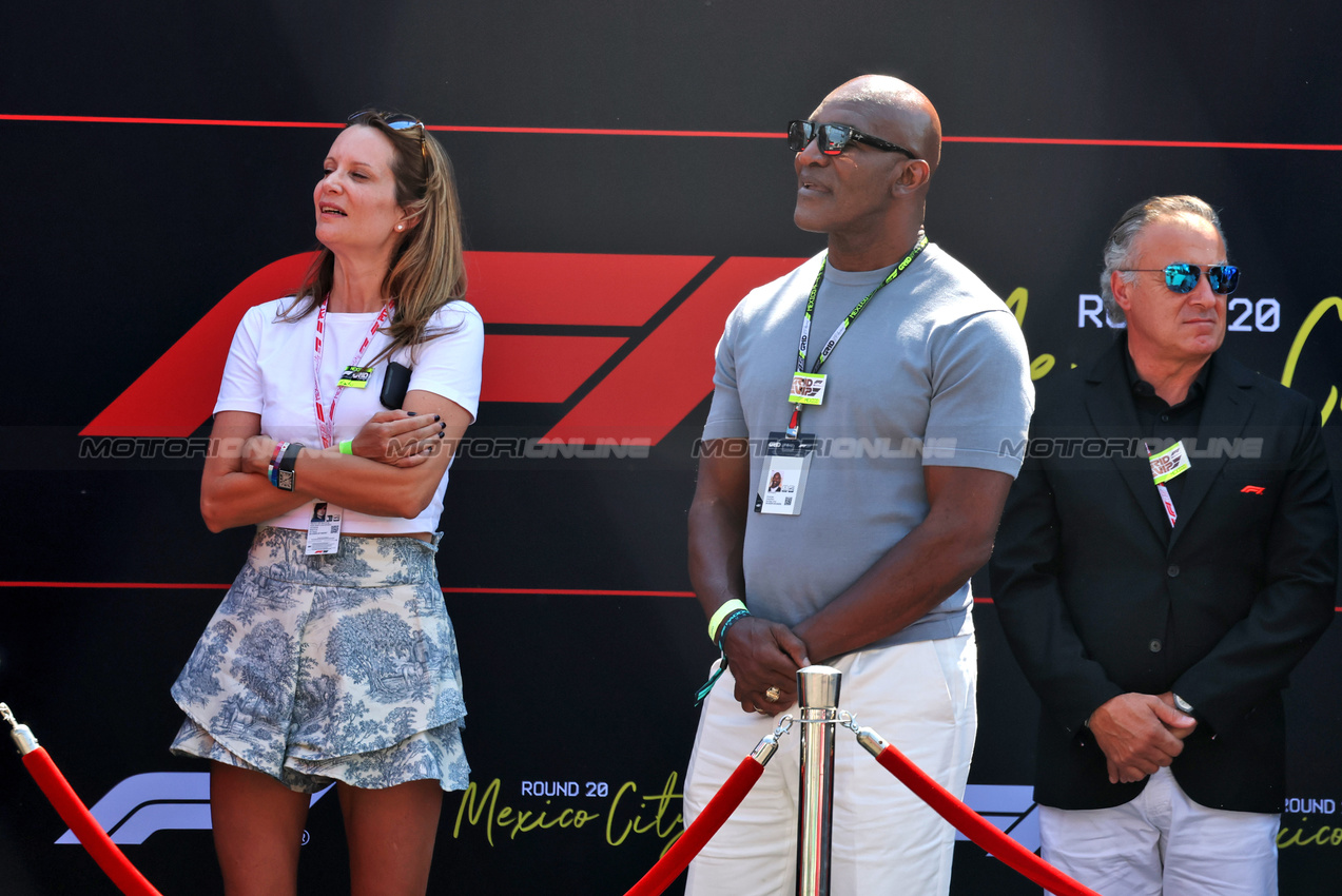 GP MESSICO, (L to R): Evander Holyfield (USA) Former Boxer with Jean Alesi (FRA) on the grid.

26.10.2025. Formula 1 World Championship, Rd 20, Mexican Grand Prix, Mexico City, Mexico, Gara Day.

- www.xpbimages.com, EMail: requests@xpbimages.com © Copyright: Moy / XPB Images