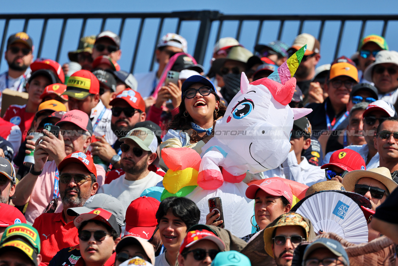 GP MESSICO, Circuit Atmosfera - fans in the grandstand.

26.10.2025. Formula 1 World Championship, Rd 20, Mexican Grand Prix, Mexico City, Mexico, Gara Day.

- www.xpbimages.com, EMail: requests@xpbimages.com © Copyright: Moy / XPB Images