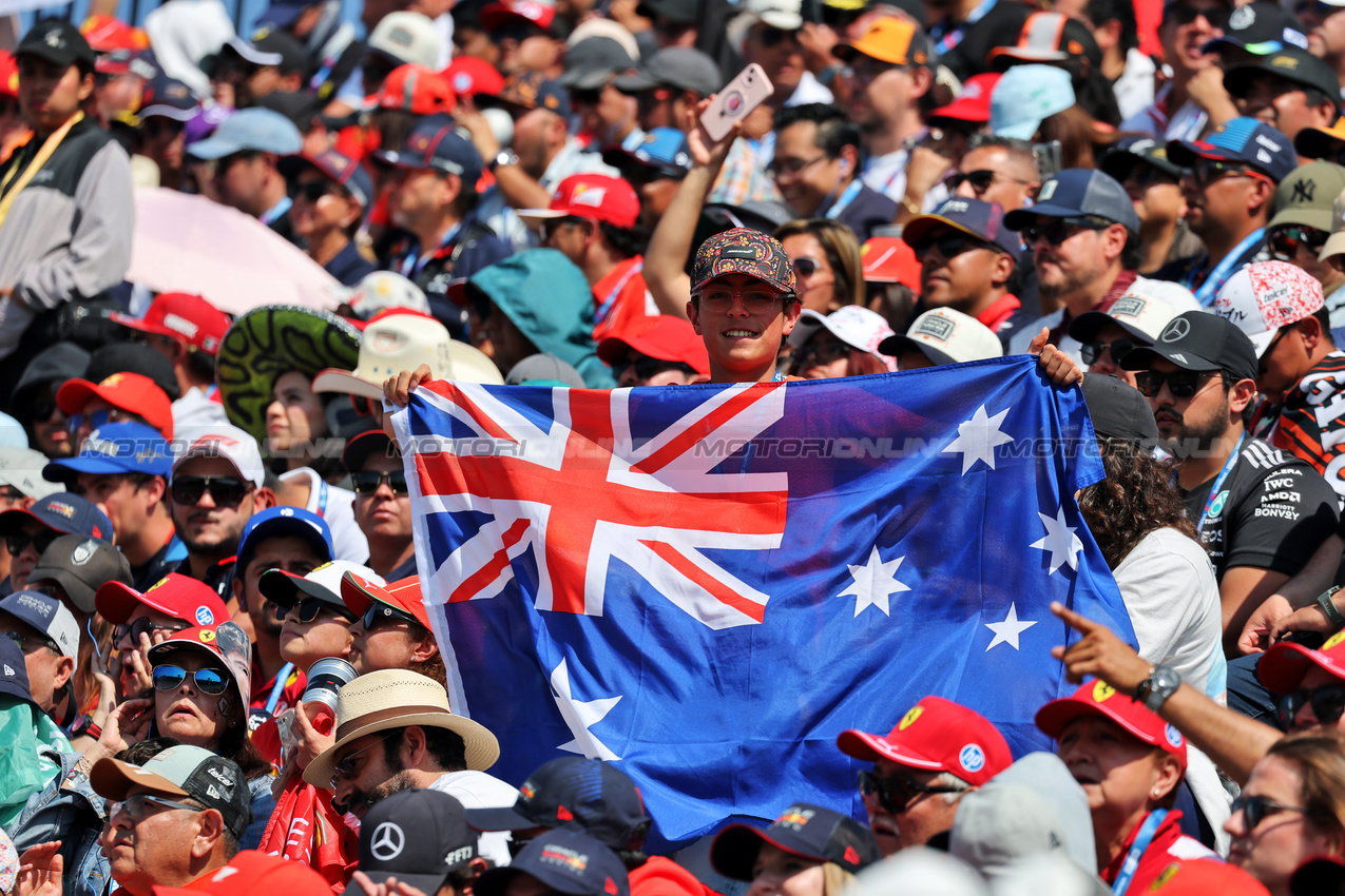 GP MESSICO, Circuit Atmosfera - fans in the grandstand.
26.10.2025. Formula 1 World Championship, Rd 20, Mexican Grand Prix, Mexico City, Mexico, Gara Day.
- www.xpbimages.com, EMail: requests@xpbimages.com © Copyright: Moy / XPB Images