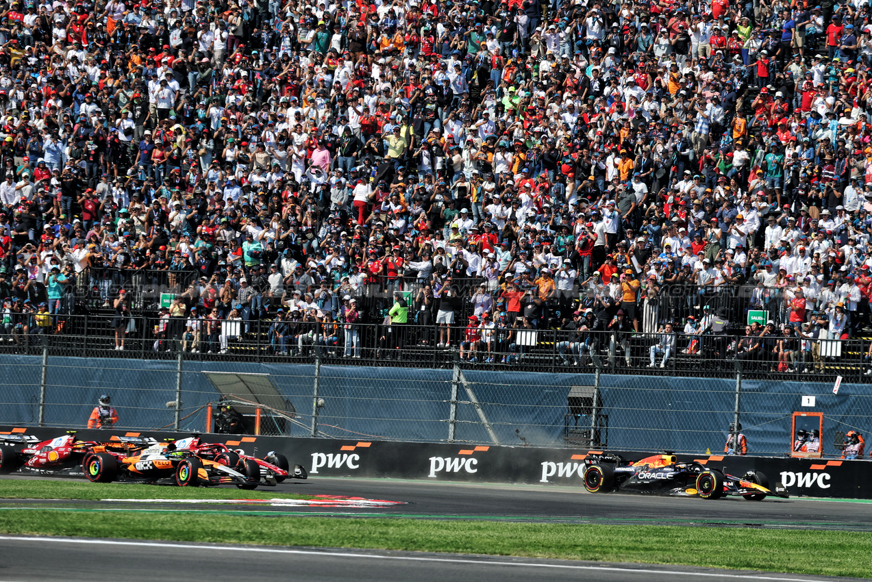 GP MESSICO, Max Verstappen (NLD) Red Bull Racing RB21 runs wide at the partenza of the race.

26.10.2025. Formula 1 World Championship, Rd 20, Mexican Grand Prix, Mexico City, Mexico, Gara Day.

- www.xpbimages.com, EMail: requests@xpbimages.com © Copyright: Moy / XPB Images