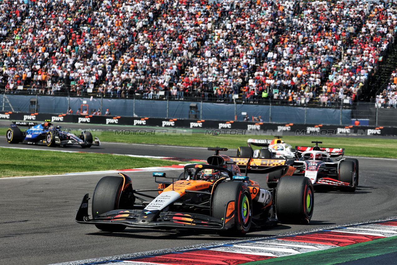 GP MESSICO, Oscar Piastri (AUS) McLaren MCL39.
26.10.2025. Formula 1 World Championship, Rd 20, Mexican Grand Prix, Mexico City, Mexico, Gara Day.
- www.xpbimages.com, EMail: requests@xpbimages.com © Copyright: Moy / XPB Images