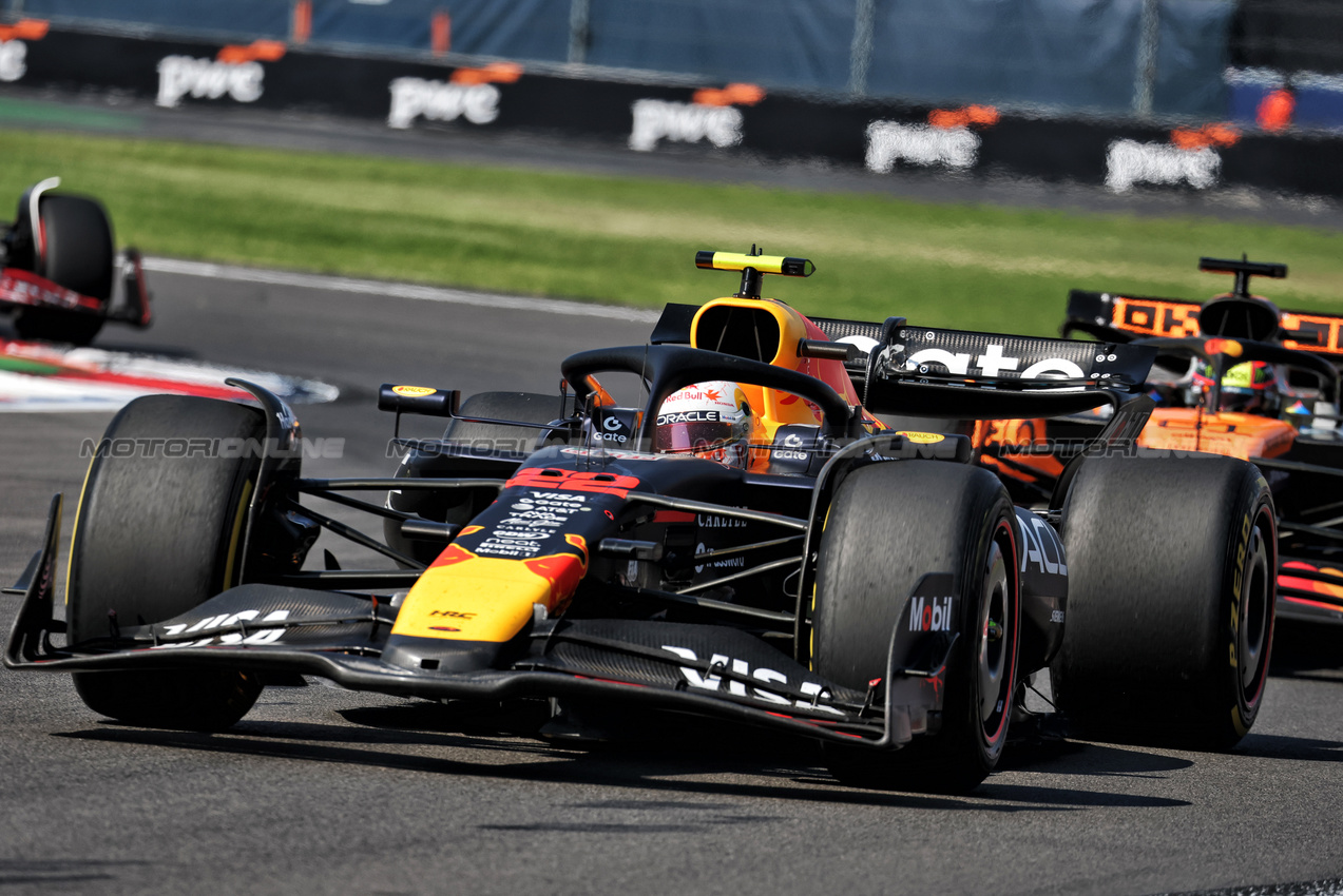 GP MESSICO, Yuki Tsunoda (JPN) Red Bull Racing RB21.
26.10.2025. Formula 1 World Championship, Rd 20, Mexican Grand Prix, Mexico City, Mexico, Gara Day.
- www.xpbimages.com, EMail: requests@xpbimages.com © Copyright: Moy / XPB Images