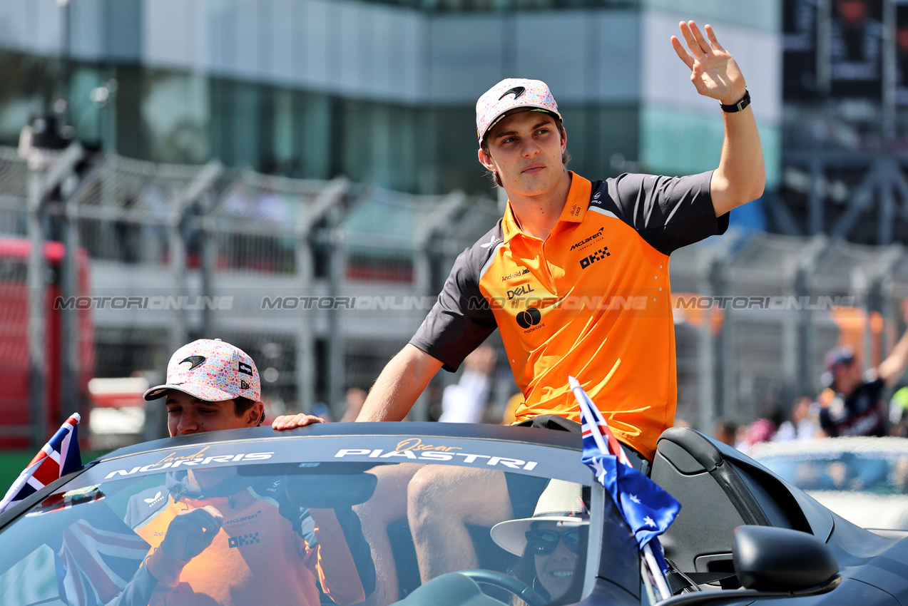 GP MESSICO, (L to R): Lando Norris (GBR) McLaren e Oscar Piastri (AUS) McLaren on the drivers' parade.
26.10.2025. Formula 1 World Championship, Rd 20, Mexican Grand Prix, Mexico City, Mexico, Gara Day.
- www.xpbimages.com, EMail: requests@xpbimages.com © Copyright: Batchelor / XPB Images