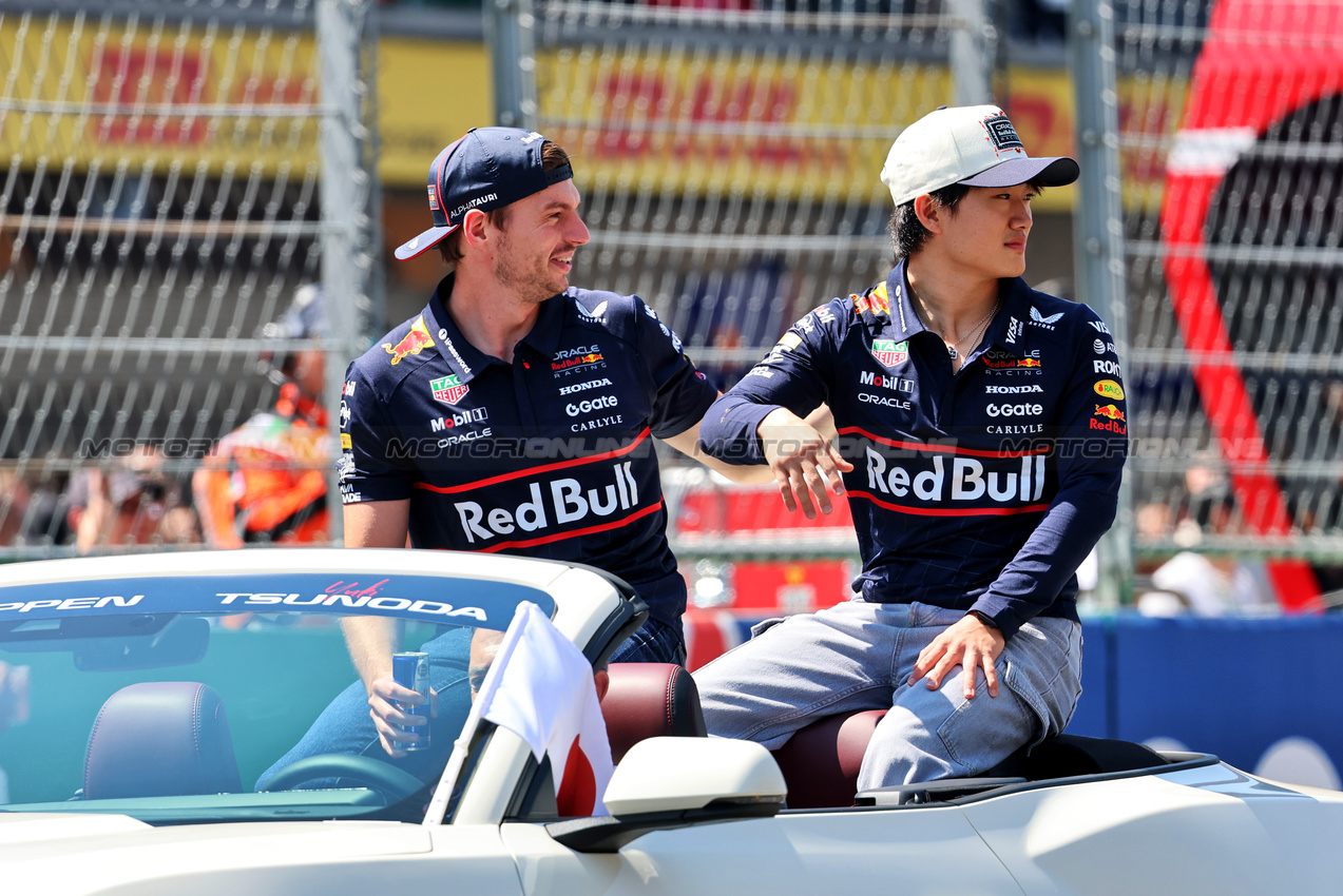 GP MESSICO, (L to R): Max Verstappen (NLD) Red Bull Racing e Yuki Tsunoda (JPN) Red Bull Racing on the drivers' parade.
26.10.2025. Formula 1 World Championship, Rd 20, Mexican Grand Prix, Mexico City, Mexico, Gara Day.
- www.xpbimages.com, EMail: requests@xpbimages.com © Copyright: Batchelor / XPB Images