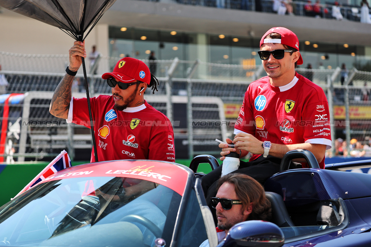 GP MESSICO, (L to R): Lewis Hamilton (GBR) Ferrari - suffering an umbrella malfunction - e Charles Leclerc (MON) Ferrari on the drivers' parade.

26.10.2025. Formula 1 World Championship, Rd 20, Mexican Grand Prix, Mexico City, Mexico, Gara Day.

- www.xpbimages.com, EMail: requests@xpbimages.com © Copyright: Batchelor / XPB Images