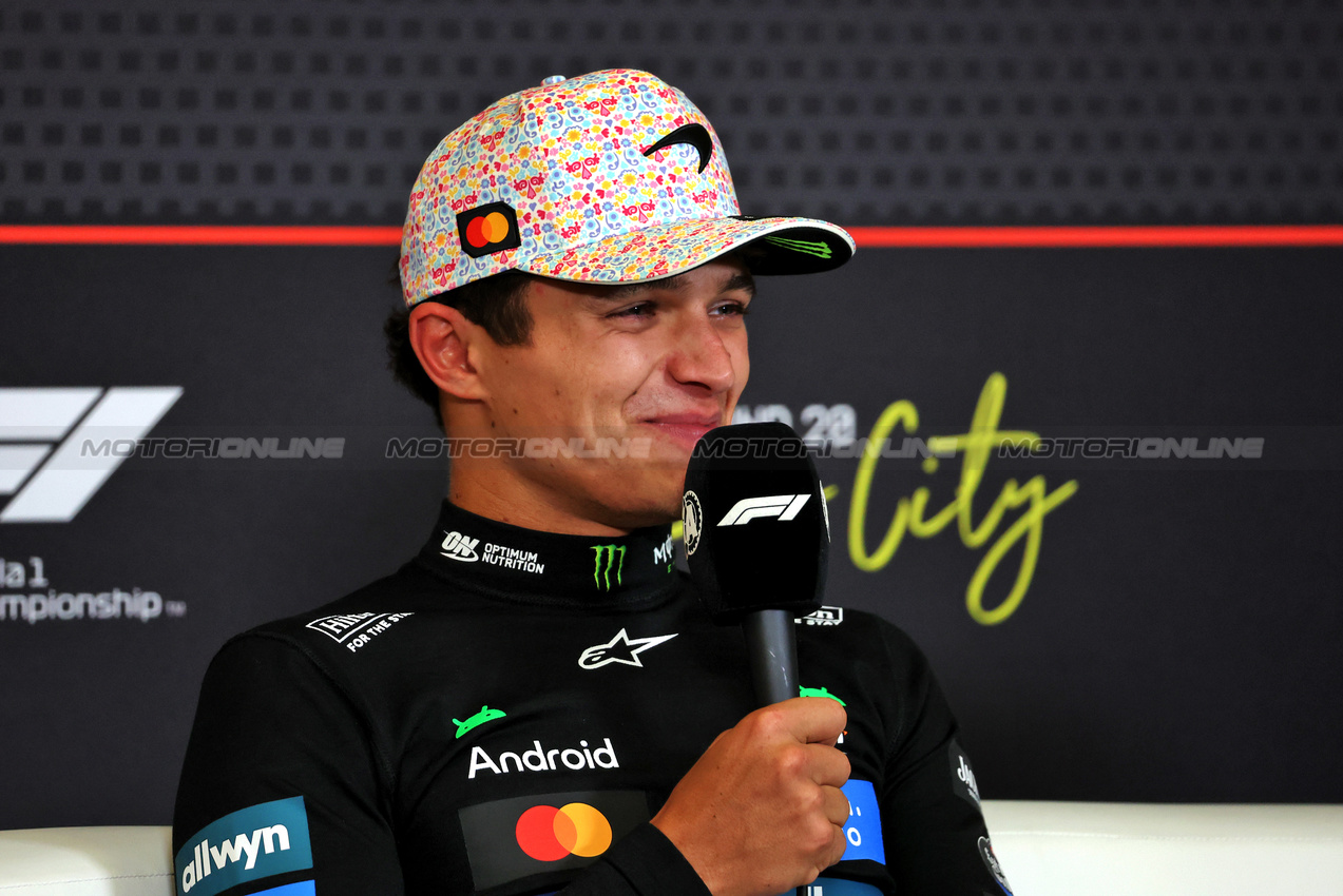 GP MESSICO, Lando Norris (GBR) McLaren in the post race FIA Press Conference.

26.10.2025. Formula 1 World Championship, Rd 20, Mexican Grand Prix, Mexico City, Mexico, Gara Day.

- www.xpbimages.com, EMail: requests@xpbimages.com © Copyright: Bearne / XPB Images