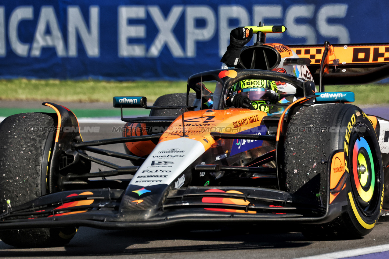 GP MESSICO, Gara winner Lando Norris (GBR) McLaren MCL39 celebrates at the end of the race.
26.10.2025. Formula 1 World Championship, Rd 20, Mexican Grand Prix, Mexico City, Mexico, Gara Day.
- www.xpbimages.com, EMail: requests@xpbimages.com © Copyright: Coates / XPB Images