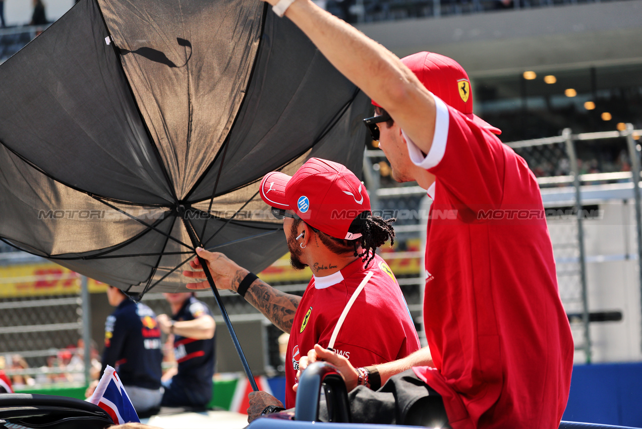 GP MESSICO, (L to R): Lewis Hamilton (GBR) Ferrari - suffering an umbrella malfunction - e Charles Leclerc (MON) Ferrari on the drivers' parade.

26.10.2025. Formula 1 World Championship, Rd 20, Mexican Grand Prix, Mexico City, Mexico, Gara Day.

- www.xpbimages.com, EMail: requests@xpbimages.com © Copyright: Batchelor / XPB Images