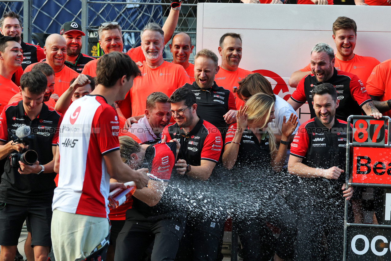 GP MESSICO, Oliver Bearman (GBR) Haas F1 Team celebrates his fourth position with the team.

26.10.2025. Formula 1 World Championship, Rd 20, Mexican Grand Prix, Mexico City, Mexico, Gara Day.

- www.xpbimages.com, EMail: requests@xpbimages.com © Copyright: Moy / XPB Images