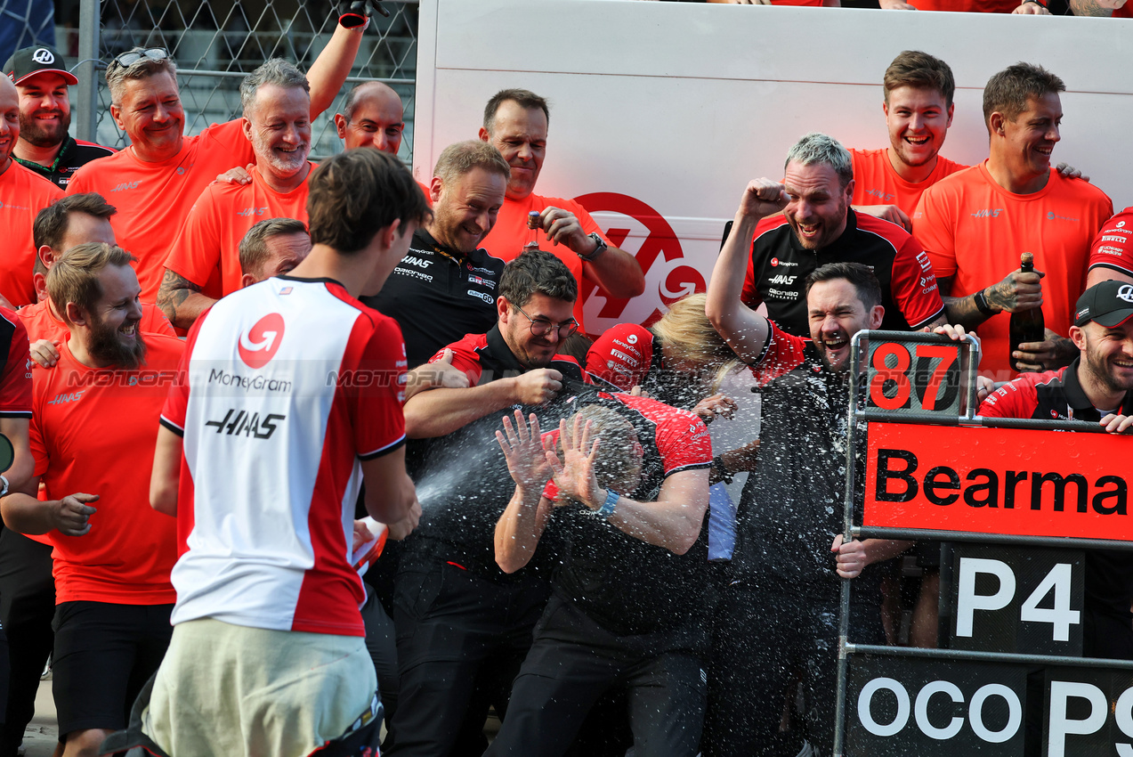 GP MESSICO, Oliver Bearman (GBR) Haas F1 Team celebrates his fourth position with the team.
26.10.2025. Formula 1 World Championship, Rd 20, Mexican Grand Prix, Mexico City, Mexico, Gara Day.
- www.xpbimages.com, EMail: requests@xpbimages.com © Copyright: Moy / XPB Images