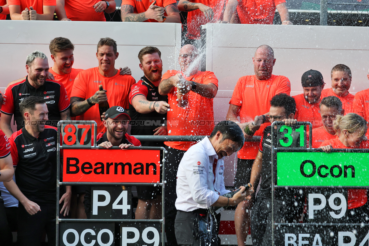 GP MESSICO, Ayao Komatsu (JPN) Haas F1 Team Principal celebrates fourth position for Oliver Bearman (GBR) e ninth position for Esteban Ocon (FRA) with the team.

26.10.2025. Formula 1 World Championship, Rd 20, Mexican Grand Prix, Mexico City, Mexico, Gara Day.

- www.xpbimages.com, EMail: requests@xpbimages.com © Copyright: Moy / XPB Images