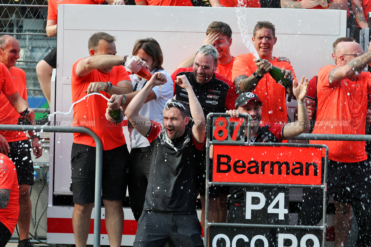 GP MESSICO, The Haas F1 Team celebrates fourth position for Oliver Bearman (GBR) e ninth position for Esteban Ocon (FRA).

26.10.2025. Formula 1 World Championship, Rd 20, Mexican Grand Prix, Mexico City, Mexico, Gara Day.

- www.xpbimages.com, EMail: requests@xpbimages.com © Copyright: Moy / XPB Images