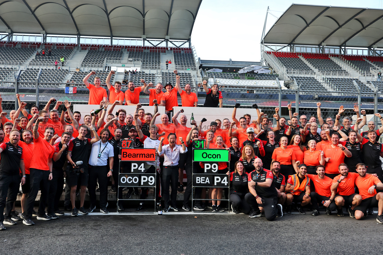 GP MESSICO, The Haas F1 Team celebrates fourth position for Oliver Bearman (GBR) e ninth position for Esteban Ocon (FRA).
26.10.2025. Formula 1 World Championship, Rd 20, Mexican Grand Prix, Mexico City, Mexico, Gara Day.
- www.xpbimages.com, EMail: requests@xpbimages.com © Copyright: Moy / XPB Images