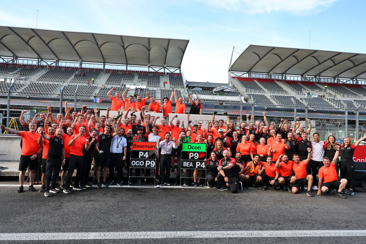 GP MESSICO, The Haas F1 Team celebrates fourth position for Oliver Bearman (GBR) e ninth position for Esteban Ocon (FRA).
26.10.2025. Formula 1 World Championship, Rd 20, Mexican Grand Prix, Mexico City, Mexico, Gara Day.
- www.xpbimages.com, EMail: requests@xpbimages.com © Copyright: Moy / XPB Images