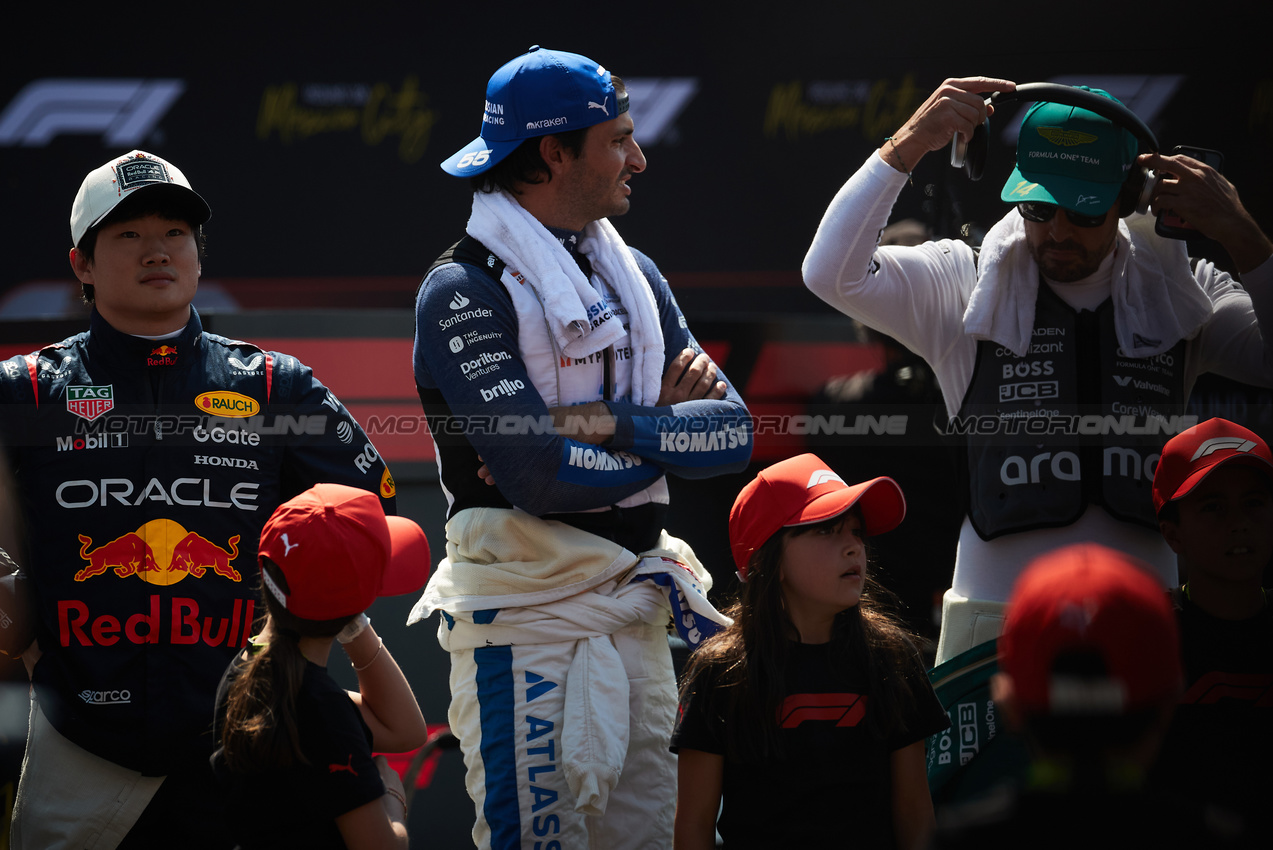 GP MESSICO, (L to R): Yuki Tsunoda (JPN) Red Bull Racing; Carlos Sainz (ESP) Atlassian Williams Racing; e Fernando Alonso (ESP) Aston Martin F1 Team, as the grid observes the national anthem.
26.10.2025. Formula 1 World Championship, Rd 20, Mexican Grand Prix, Mexico City, Mexico, Gara Day.
- www.xpbimages.com, EMail: requests@xpbimages.com © Copyright: XPB Images