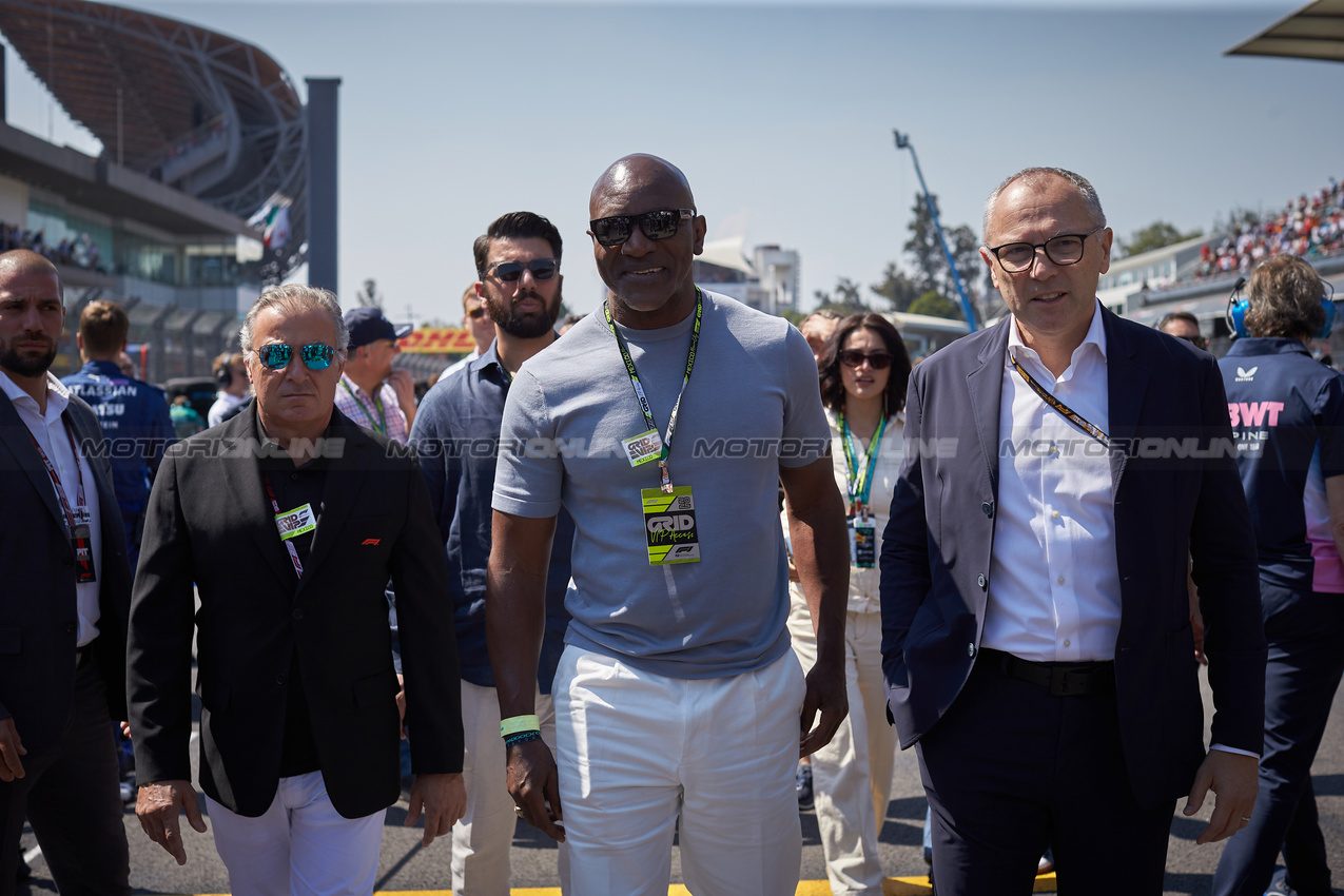 GP MESSICO, (L to R): Jean Alesi (FRA) with Evander Holyfield (USA) Former Boxer e Stefano Domenicali (ITA) Formula One President e CEO on the grid.
26.10.2025. Formula 1 World Championship, Rd 20, Mexican Grand Prix, Mexico City, Mexico, Gara Day.
- www.xpbimages.com, EMail: requests@xpbimages.com © Copyright: XPB Images