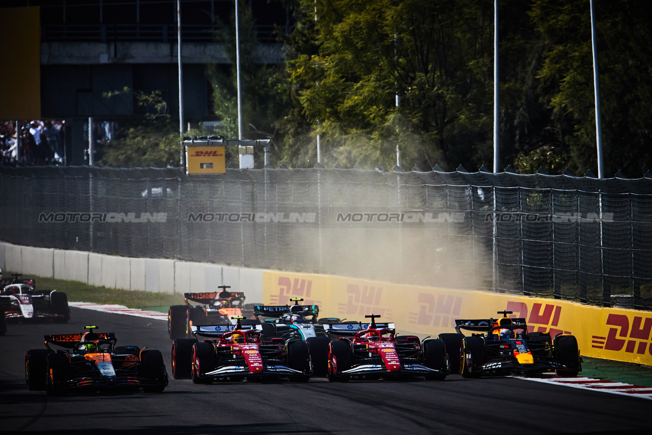 GP MESSICO, (L to R): Lando Norris (GBR) McLaren MCL39; Lewis Hamilton (GBR) Ferrari SF-25; Charles Leclerc (MON) Ferrari SF-25; e Max Verstappen (NLD) Red Bull Racing RB21 at the partenza of the race.
26.10.2025. Formula 1 World Championship, Rd 20, Mexican Grand Prix, Mexico City, Mexico, Gara Day.
- www.xpbimages.com, EMail: requests@xpbimages.com © Copyright: XPB Images