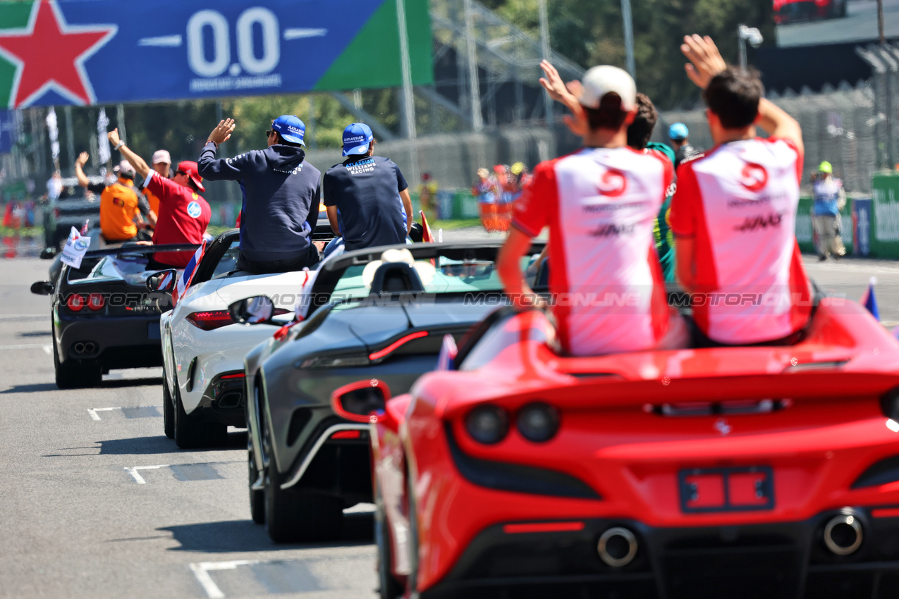 GP MESSICO, (L to R): Alexander Albon (THA) Atlassian Williams Racing e Carlos Sainz (ESP) Atlassian Williams Racing on the drivers' parade.

26.10.2025. Formula 1 World Championship, Rd 20, Mexican Grand Prix, Mexico City, Mexico, Gara Day.

- www.xpbimages.com, EMail: requests@xpbimages.com © Copyright: Batchelor / XPB Images