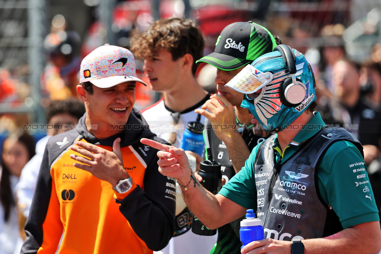 GP MESSICO, Fernando Alonso (ESP) Aston Martin F1 Team with Lando Norris (GBR) McLaren e Gabriel Bortoleto (BRA) Sauber on the drivers' parade.
26.10.2025. Formula 1 World Championship, Rd 20, Mexican Grand Prix, Mexico City, Mexico, Gara Day.
- www.xpbimages.com, EMail: requests@xpbimages.com © Copyright: Charniaux / XPB Images
