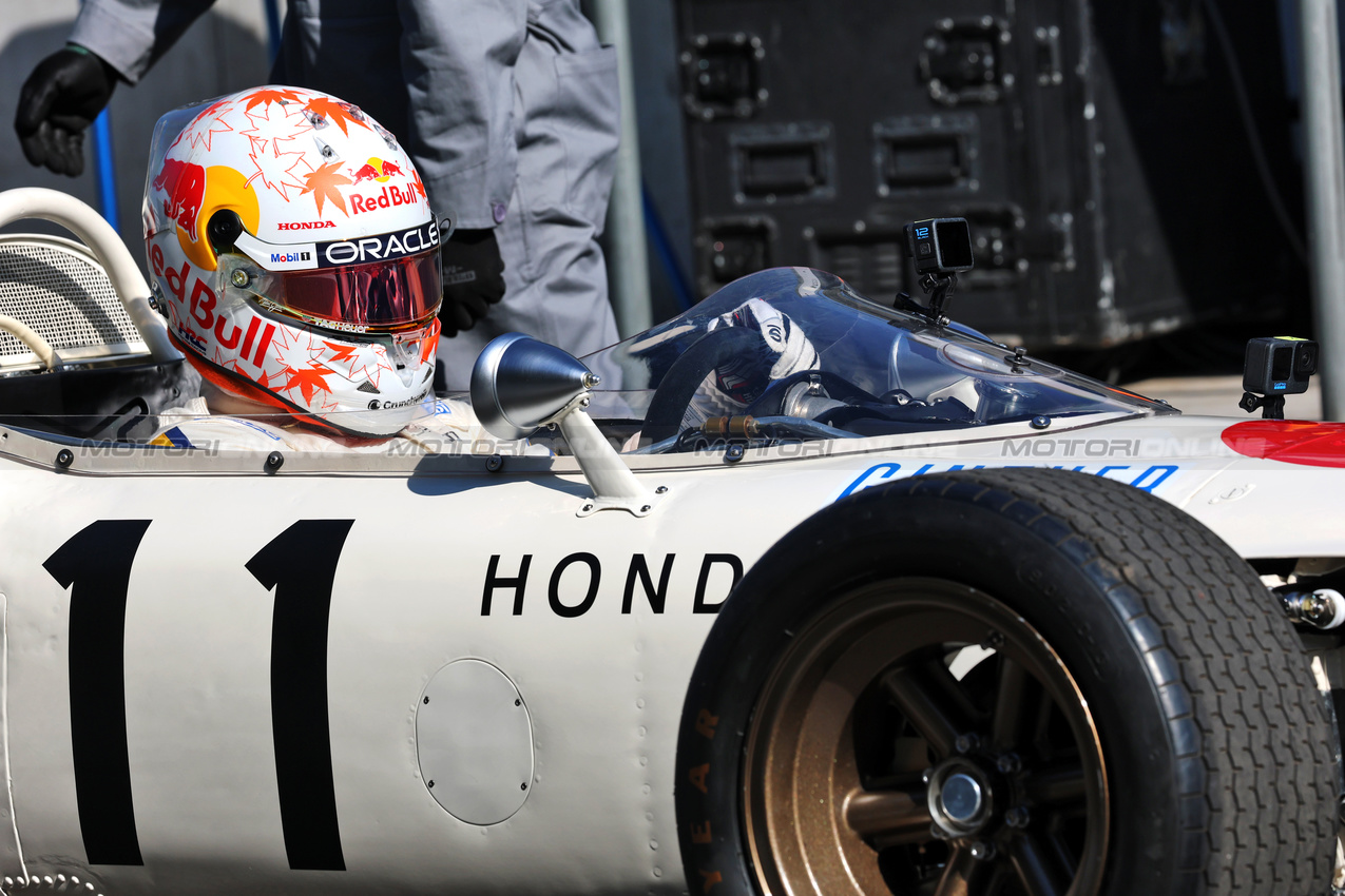 GP MESSICO, Yuki Tsunoda (JPN) Red Bull Racing RB21 in the 1965 Honda RA272 F1 car.
26.10.2025. Formula 1 World Championship, Rd 20, Mexican Grand Prix, Mexico City, Mexico, Gara Day.
- www.xpbimages.com, EMail: requests@xpbimages.com © Copyright: Batchelor / XPB Images