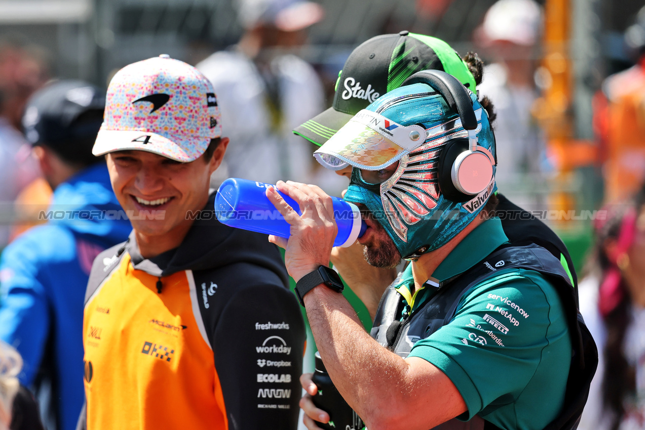 GP MESSICO, Fernando Alonso (ESP) Aston Martin F1 Team with Lando Norris (GBR) McLaren e Gabriel Bortoleto (BRA) Sauber on the drivers' parade.

26.10.2025. Formula 1 World Championship, Rd 20, Mexican Grand Prix, Mexico City, Mexico, Gara Day.

- www.xpbimages.com, EMail: requests@xpbimages.com © Copyright: Charniaux / XPB Images