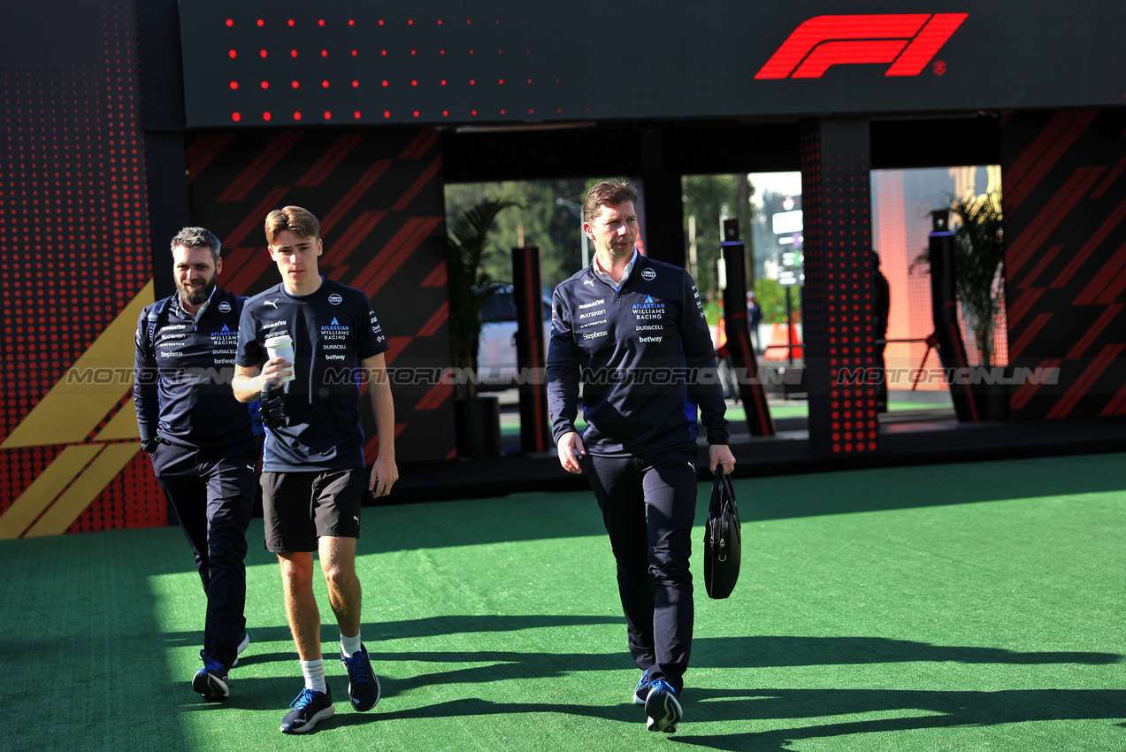 GP MESSICO, (L to R): Luke Browning (GBR) Atlassian Williams Racing Academy Driver with James Vowles (GBR) Atlassian Williams Racing Team Principal.
26.10.2025. Formula 1 World Championship, Rd 20, Mexican Grand Prix, Mexico City, Mexico, Gara Day.
- www.xpbimages.com, EMail: requests@xpbimages.com © Copyright: Bearne / XPB Images