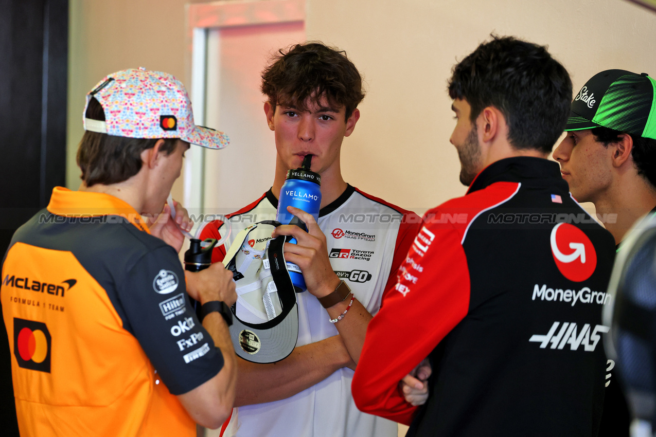 GP MESSICO, (L to R): Oscar Piastri (AUS) McLaren with Oliver Bearman (GBR) Haas F1 Team; Esteban Ocon (FRA) Haas F1 Team; e Gabriel Bortoleto (BRA) Sauber, on the drivers' parade.
26.10.2025. Formula 1 World Championship, Rd 20, Mexican Grand Prix, Mexico City, Mexico, Gara Day.
- www.xpbimages.com, EMail: requests@xpbimages.com © Copyright: Moy / XPB Images
