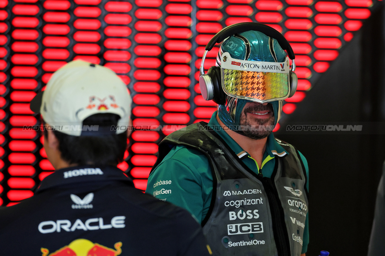 GP MESSICO, Fernando Alonso (ESP) Aston Martin F1 Team on the drivers' parade.
26.10.2025. Formula 1 World Championship, Rd 20, Mexican Grand Prix, Mexico City, Mexico, Gara Day.
- www.xpbimages.com, EMail: requests@xpbimages.com © Copyright: Moy / XPB Images