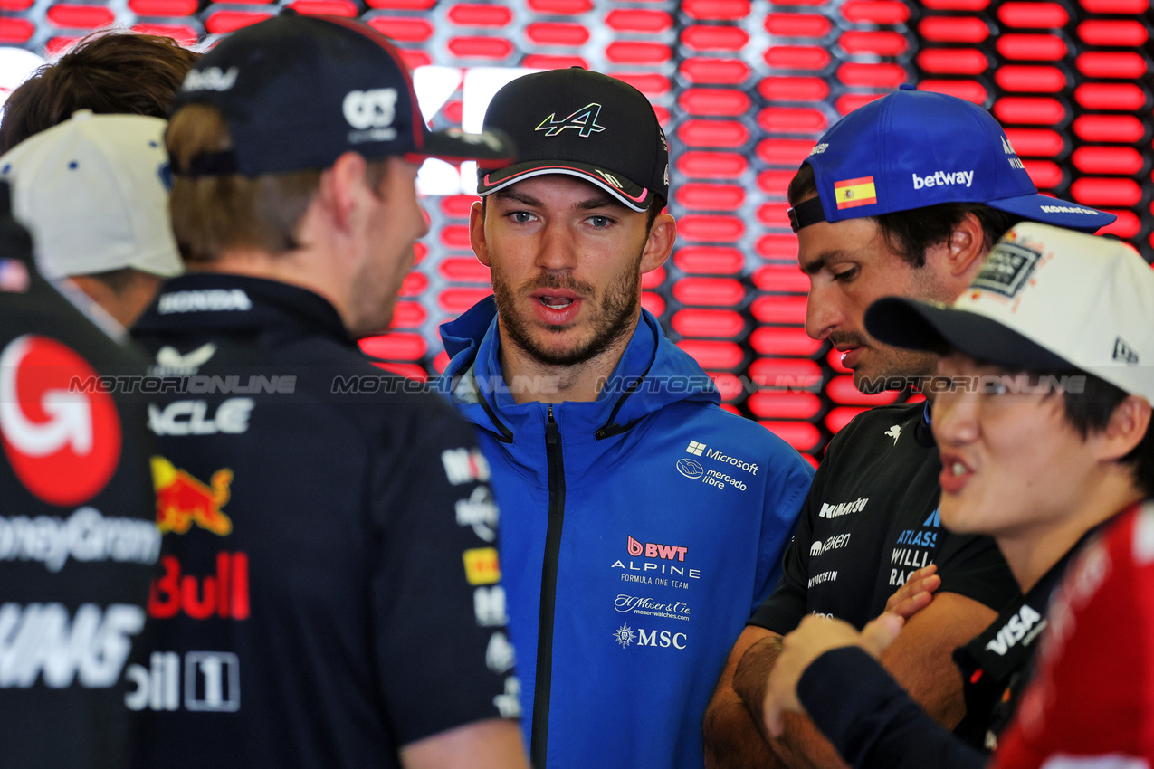GP MESSICO, Pierre Gasly (FRA) Alpine F1 Team on the drivers' parade.
26.10.2025. Formula 1 World Championship, Rd 20, Mexican Grand Prix, Mexico City, Mexico, Gara Day.
- www.xpbimages.com, EMail: requests@xpbimages.com © Copyright: Moy / XPB Images