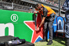 GP MESSICO, William Joseph (GBR) McLaren Gara Engineer places the grid partenza position tape for Lando Norris (GBR) McLaren.

26.10.2025. Formula 1 World Championship, Rd 20, Mexican Grand Prix, Mexico City, Mexico, Gara Day.

- www.xpbimages.com, EMail: requests@xpbimages.com © Copyright: Moy / XPB Images
