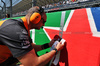GP MESSICO, McLaren places the grid partenza position tape for Lando Norris (GBR) McLaren.
26.10.2025. Formula 1 World Championship, Rd 20, Mexican Grand Prix, Mexico City, Mexico, Gara Day.
- www.xpbimages.com, EMail: requests@xpbimages.com © Copyright: Moy / XPB Images