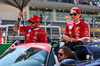 GP MESSICO, (L to R): Lewis Hamilton (GBR) Ferrari - suffering an umbrella malfunction - e Charles Leclerc (MON) Ferrari on the drivers' parade.
26.10.2025. Formula 1 World Championship, Rd 20, Mexican Grand Prix, Mexico City, Mexico, Gara Day.
- www.xpbimages.com, EMail: requests@xpbimages.com © Copyright: Batchelor / XPB Images