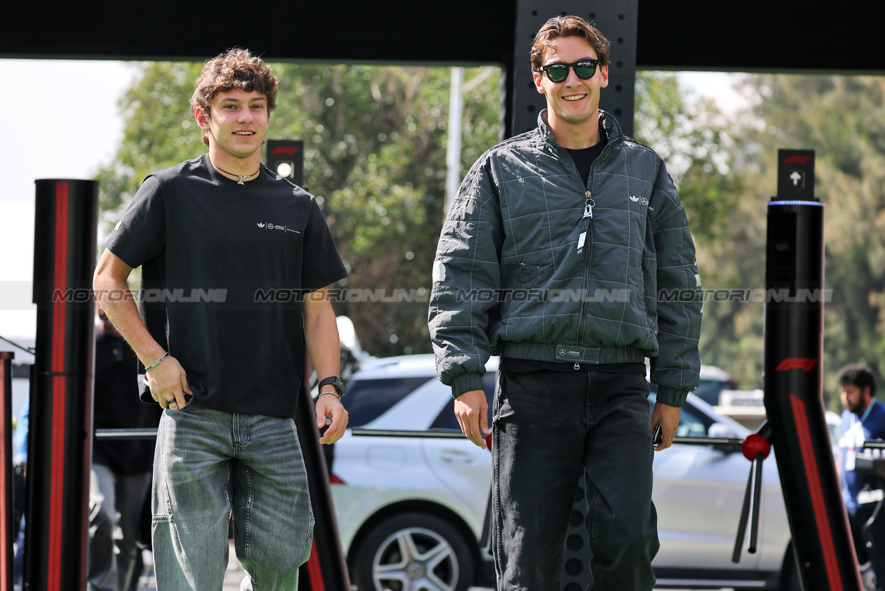 GP MESSICO, (L to R): Andrea Kimi Antonelli (ITA) Mercedes AMG F1 with George Russell (GBR) Mercedes AMG F1.

23.10.2025. Formula 1 World Championship, Rd 20, Mexican Grand Prix, Mexico City, Mexico, Preparation Day.

- www.xpbimages.com, EMail: requests@xpbimages.com © Copyright: Moy / XPB Images