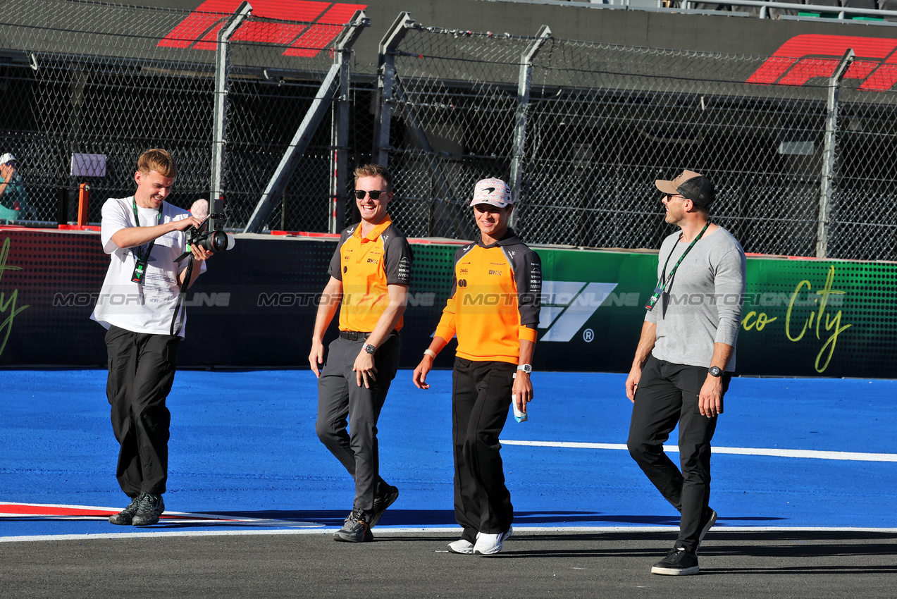 GP MESSICO, nop walks the circuit.l
23.10.2025. Formula 1 World Championship, Rd 20, Mexican Grand Prix, Mexico City, Mexico, Preparation Day.
- www.xpbimages.com, EMail: requests@xpbimages.com © Copyright: Moy / XPB Images
