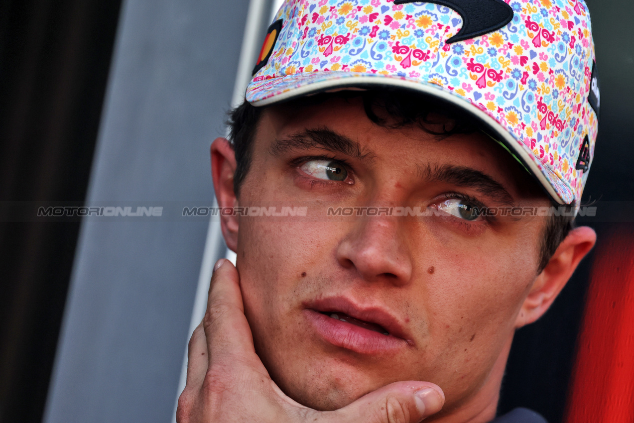 GP MESSICO, Lando Norris (GBR) McLaren.
23.10.2025. Formula 1 World Championship, Rd 20, Mexican Grand Prix, Mexico City, Mexico, Preparation Day.
- www.xpbimages.com, EMail: requests@xpbimages.com © Copyright: Bearne / XPB Images