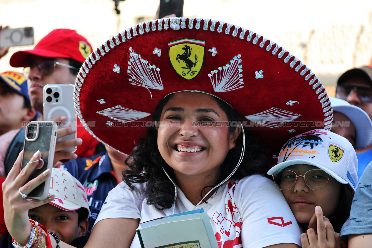 GP MESSICO, Circuit Atmosfera - fans in the pits.

23.10.2025. Formula 1 World Championship, Rd 20, Mexican Grand Prix, Mexico City, Mexico, Preparation Day.

- www.xpbimages.com, EMail: requests@xpbimages.com © Copyright: Moy / XPB Images